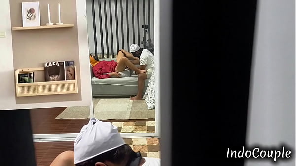 Viral Jakarta!! Indo Bokep Pasangan Asli Pacaran – Kejutan Ulang Tahun, Pacar Dikasih Sex Toy & Ngentot Sama Teman Cowoknya, Suaminya Nonton Diam-Diam dari Kamar Sebelah!!